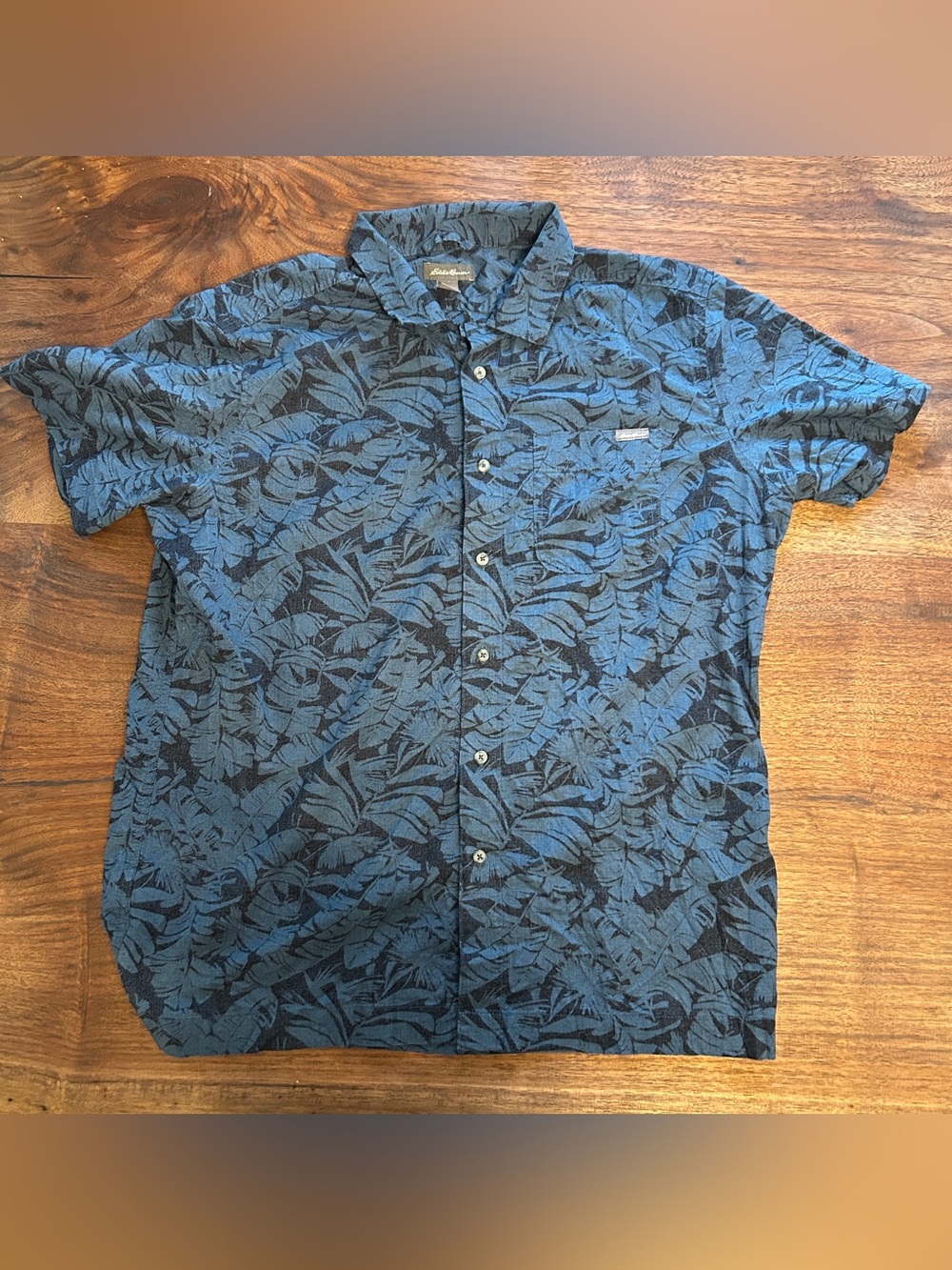 Eddie Bauer men's Large short sleeve Hawaiian Button shirt up blue jungle leafs